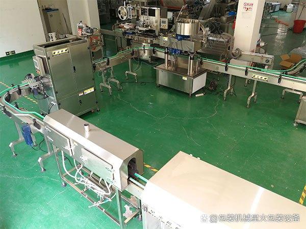與此同時(shí)全自動(dòng)調(diào)味料加工流水線(xiàn)利用固定式螺桿安裝結(jié)構(gòu),讓灌裝時(shí)不